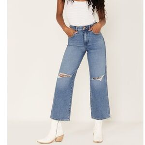 Wrangler Women’s High Rise Relaxed Mom Jeans. Medium Wash. Size 27.